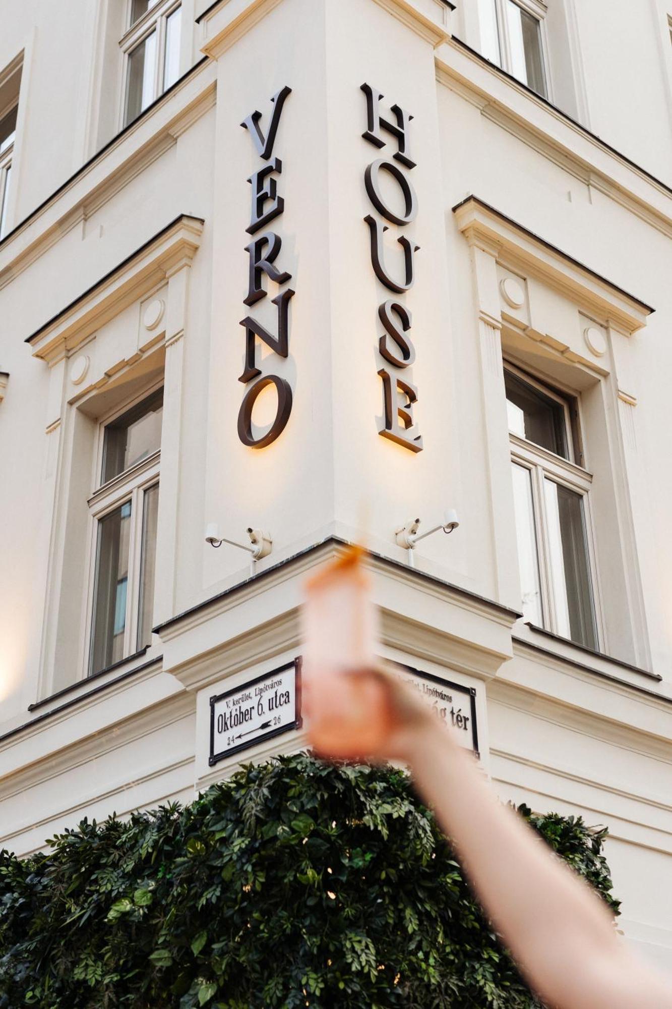 Verno House Budapest Exterior foto The exterior of the restaurant