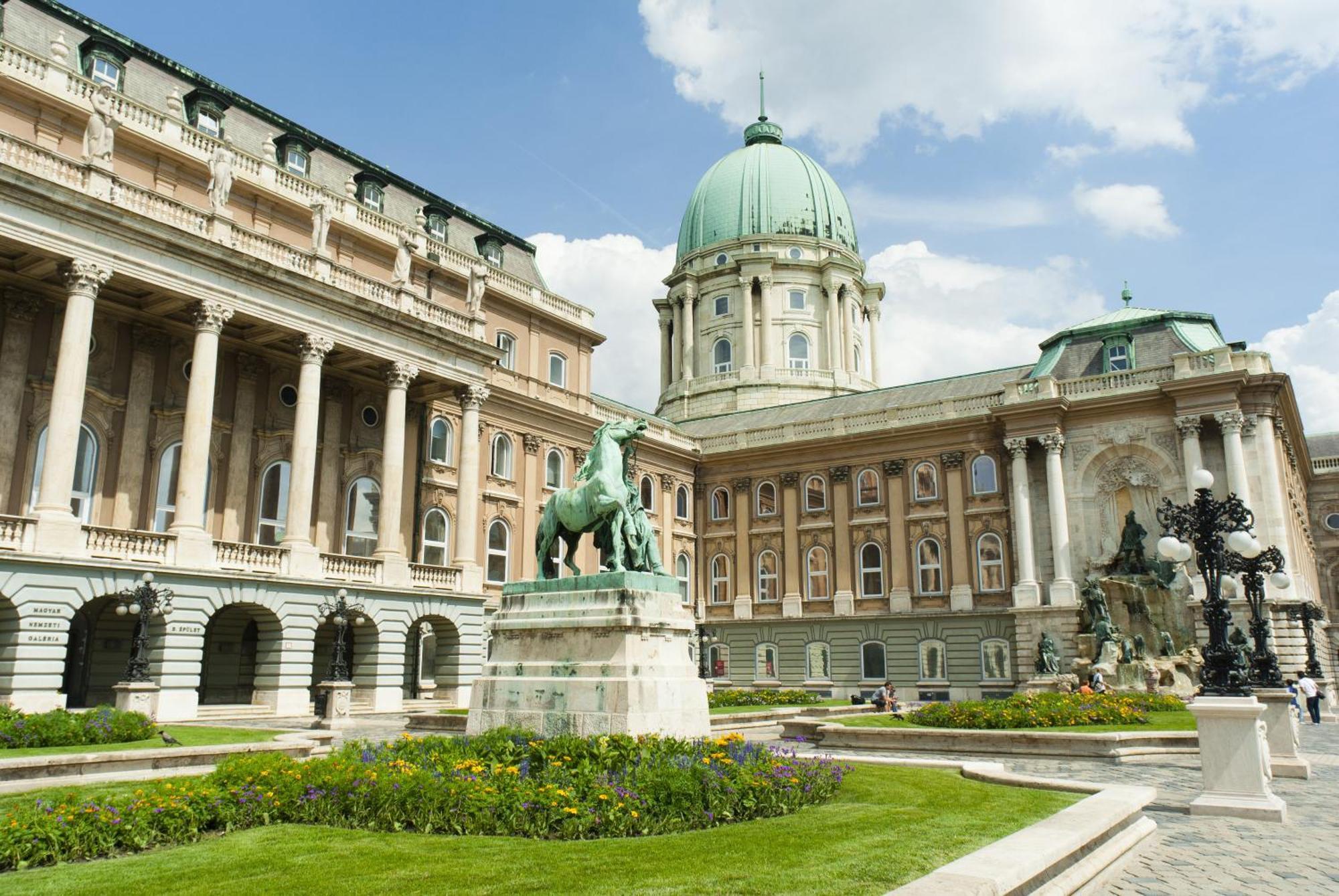 Verno House Budapest Exterior foto The Royal Naval College, where the school was based from 1956 to 2005